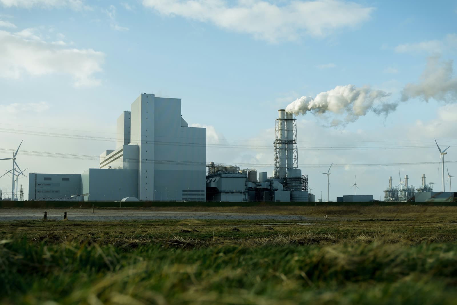 Lithium refining facility with high-temperature process equipment