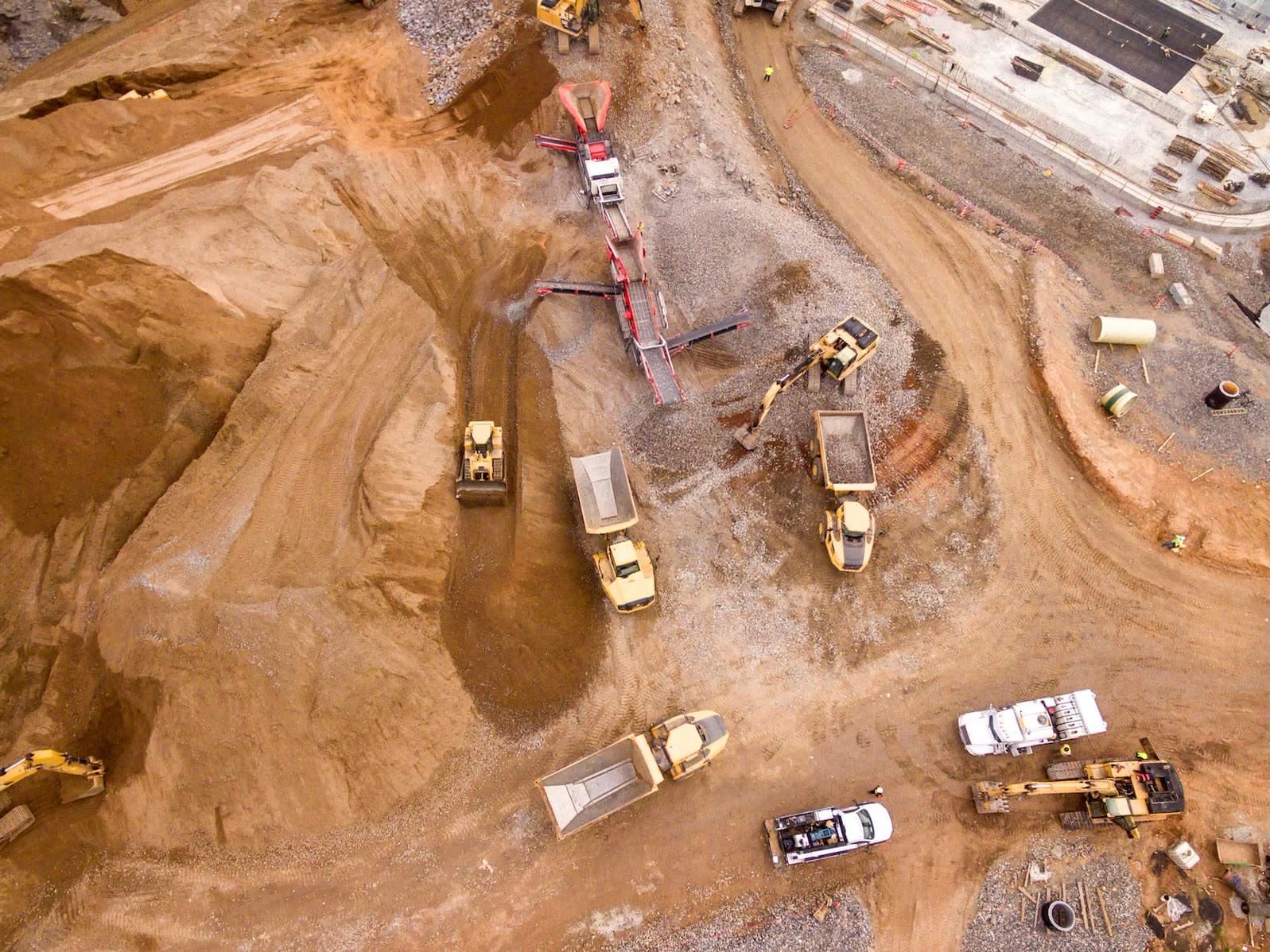 Mining operation with conveyor systems and transfer stations